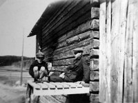 Imppilan riihella  Aarne Salminen (oikealla, s. 1928)